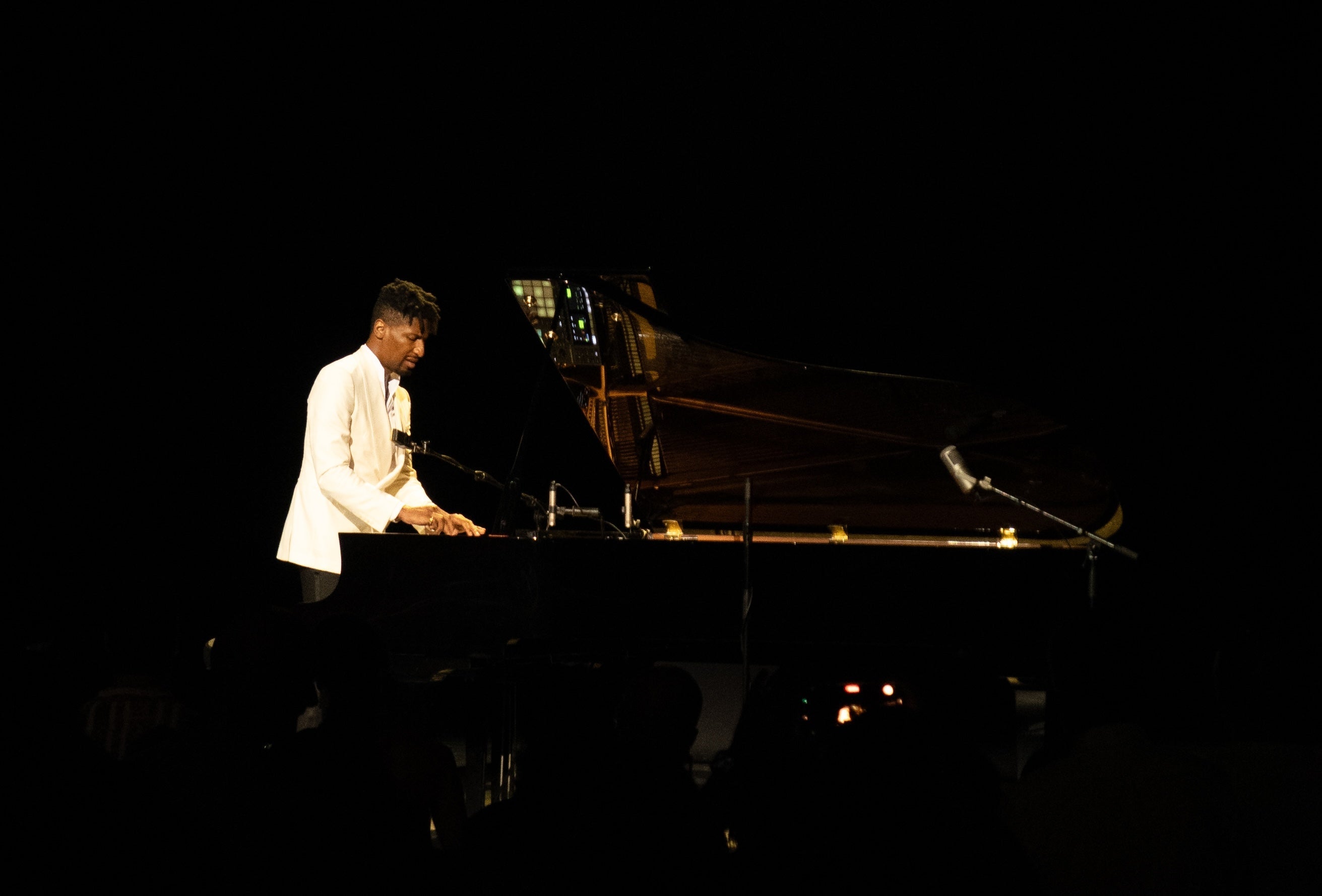 Jon Batiste habillé par Cifonelli pour son concert à Paris
