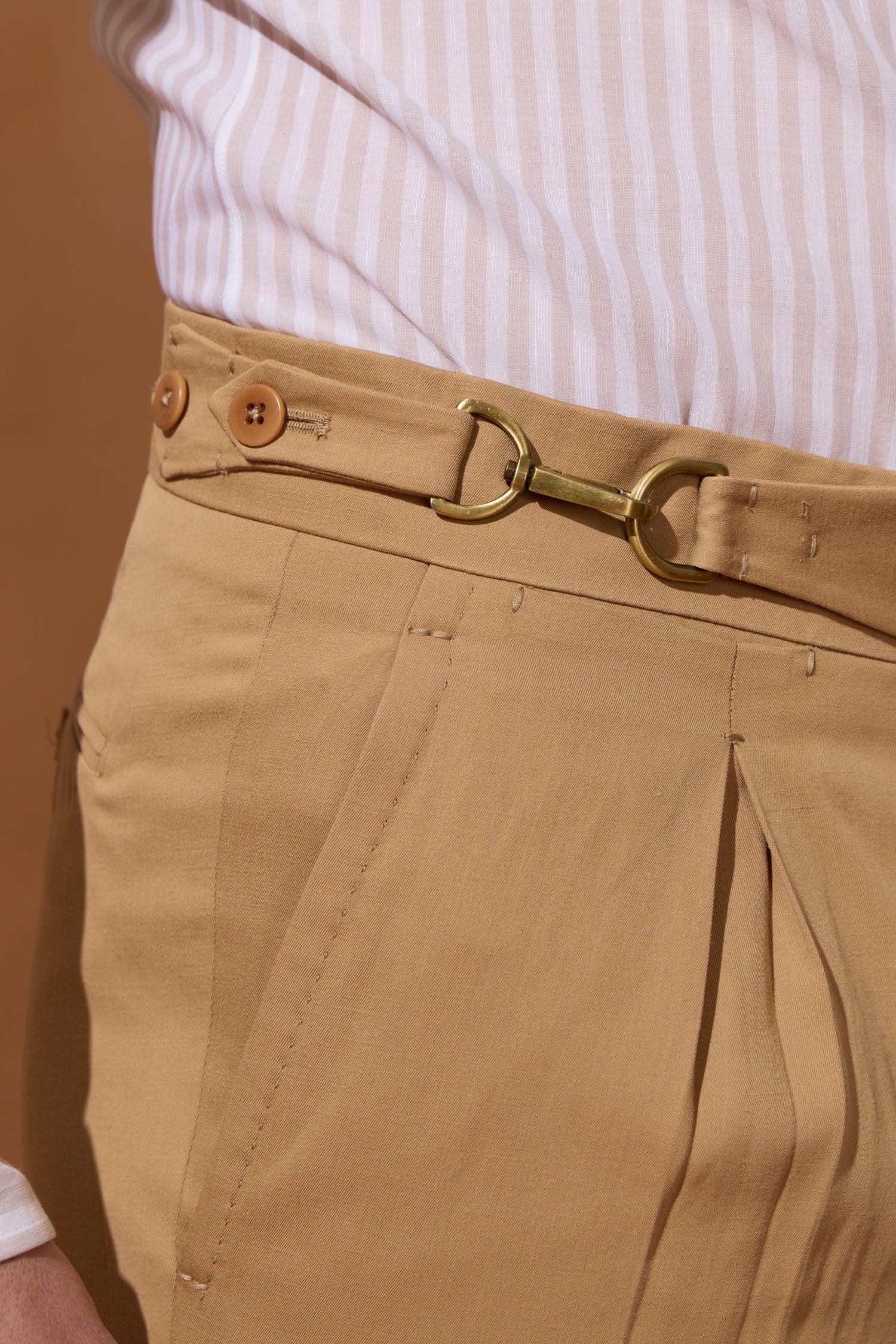 Pantalon en lin & soie camel avec fermeture à crochet