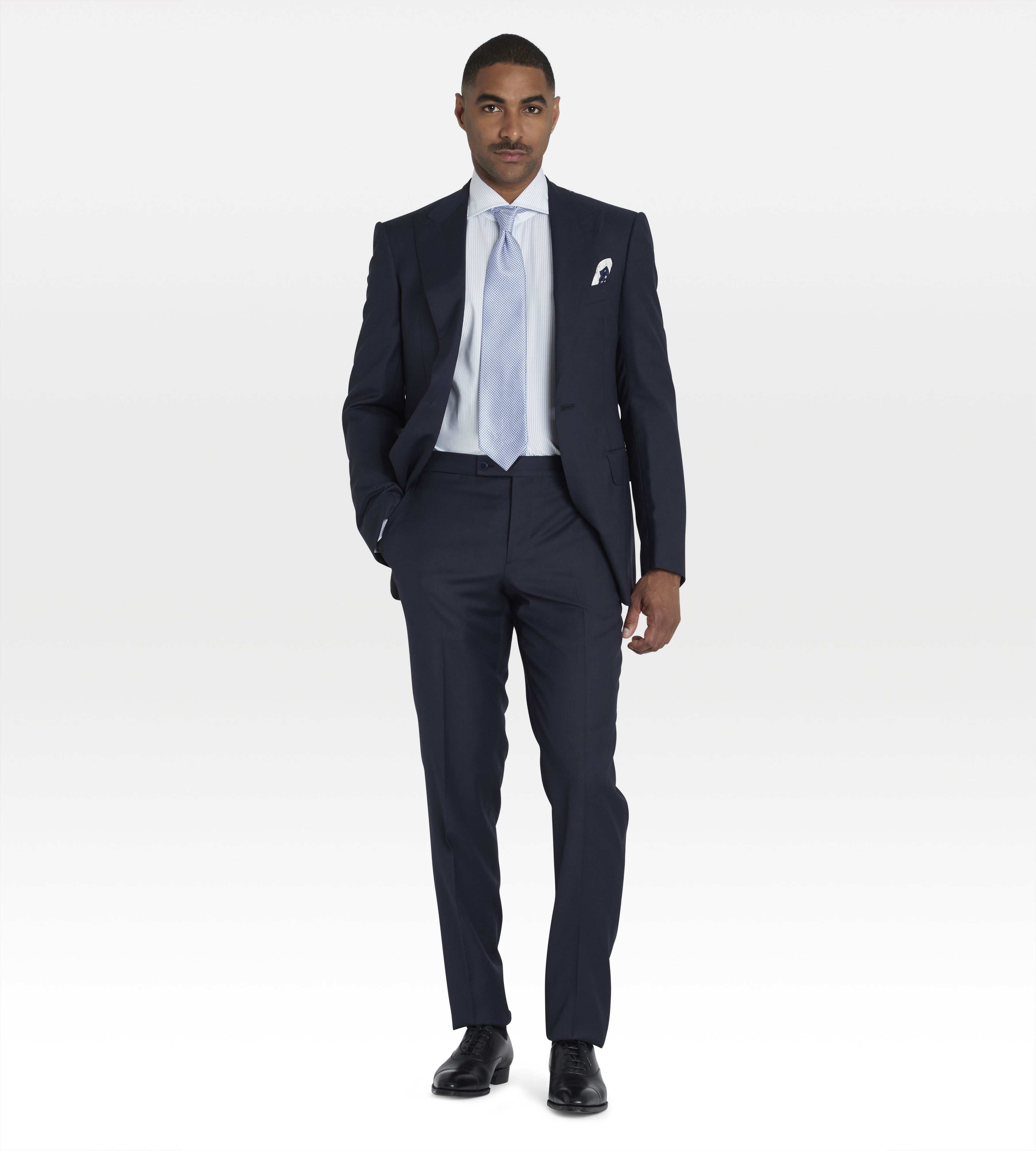 Costume bleu marine en laine avec revers en pointe