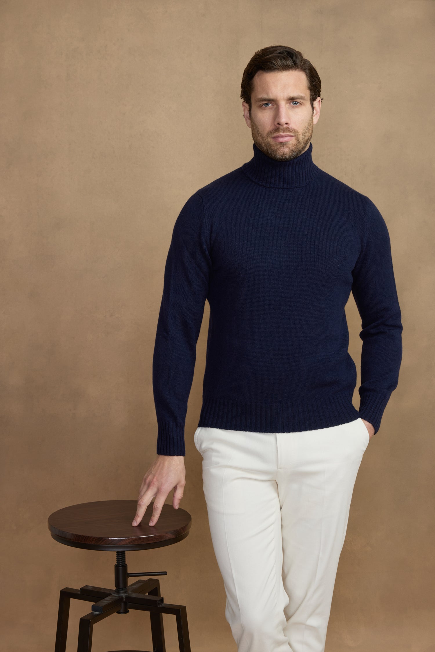 Pull épais à col roulé en cachemire bleu marine