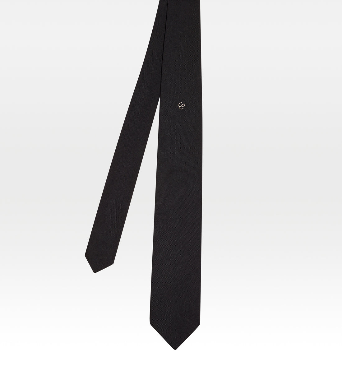 Cravate en soie bleu avec logo "C" brodé