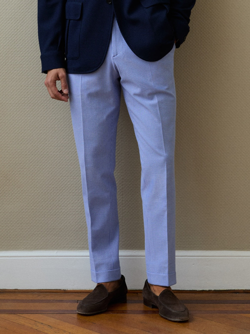 Pantalon rayé bleu et blanc en seersucker