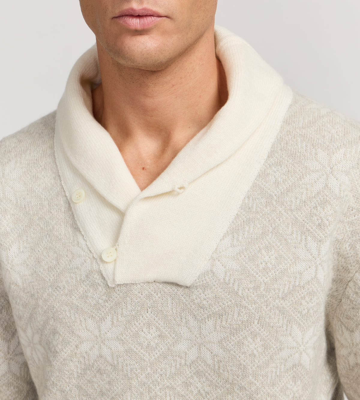 Maille à col châle beige et gris à motifs