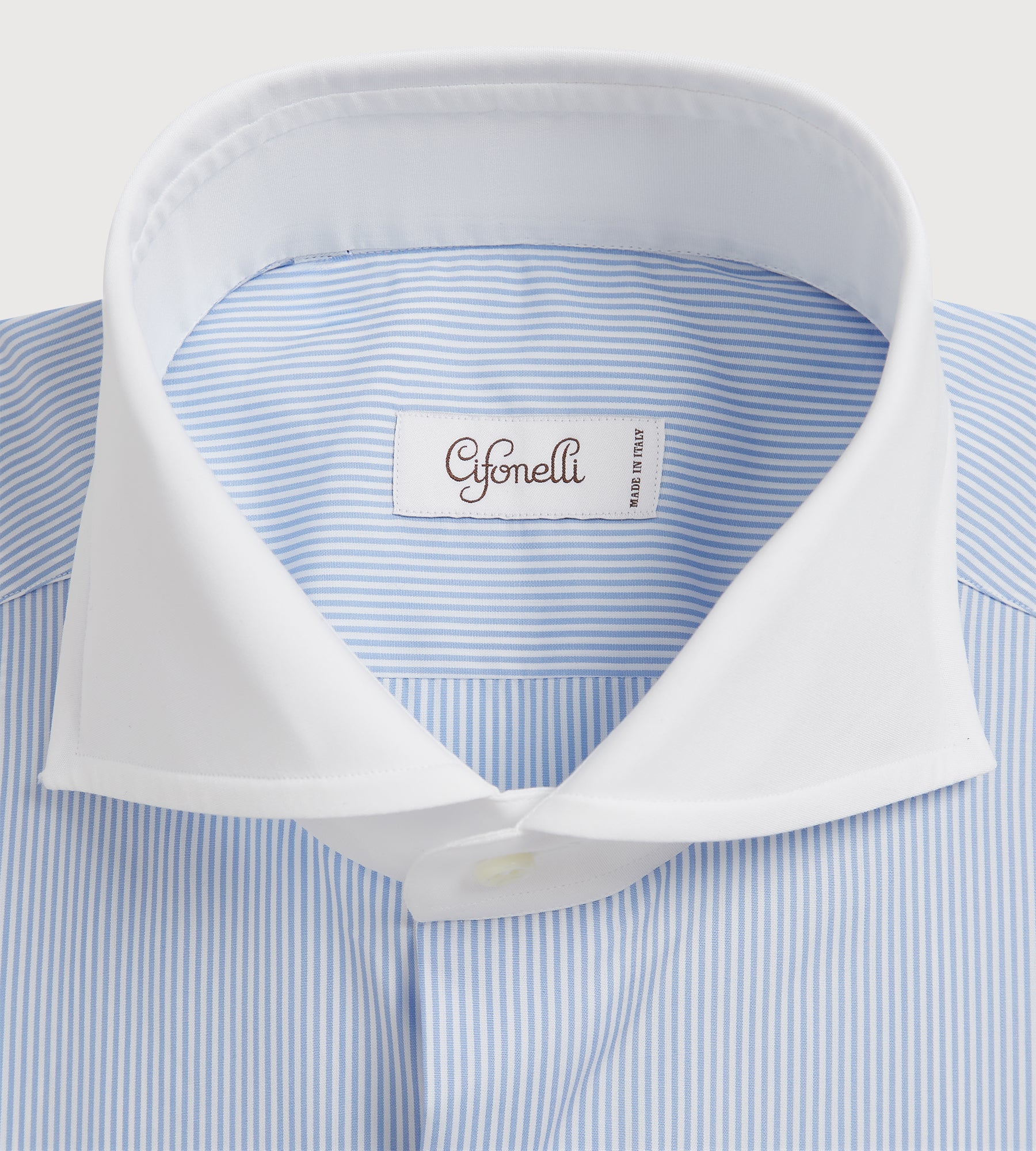 Chemise rayée bleu ciel avec col et poignet blancs