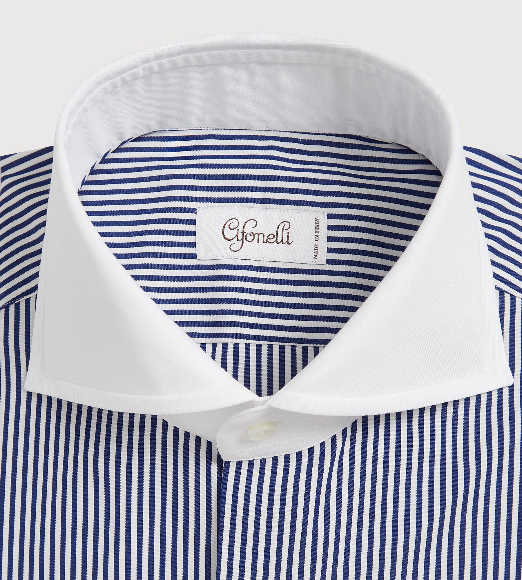 Chemise à rayures bleu marine avec col et poignet blancs