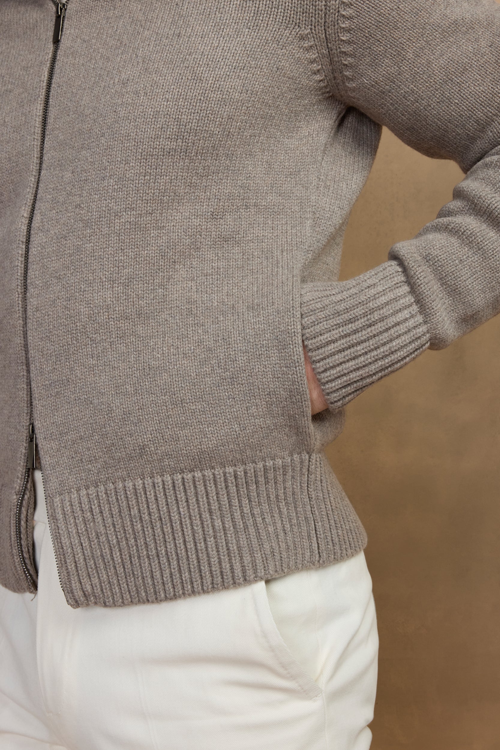 Pull épais zippé à col cheminé taupe